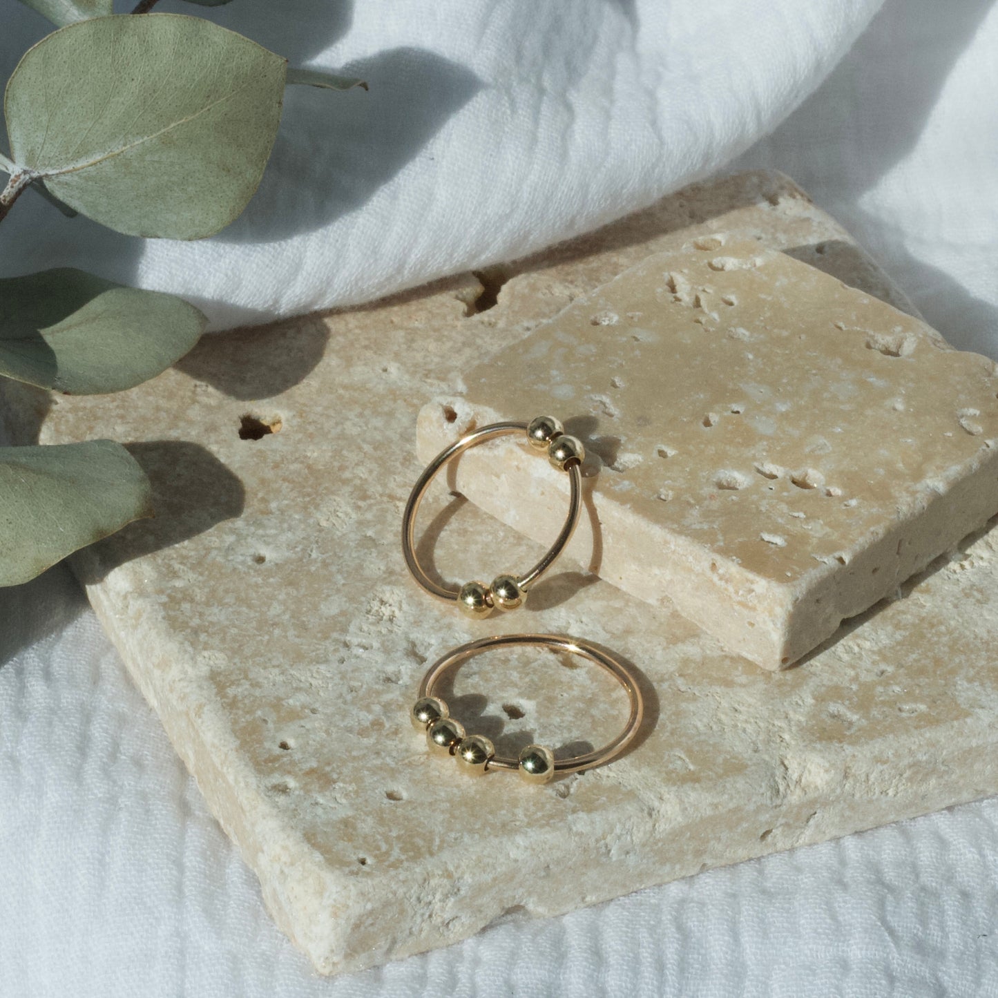 Anillo antiestrés relleno de oro