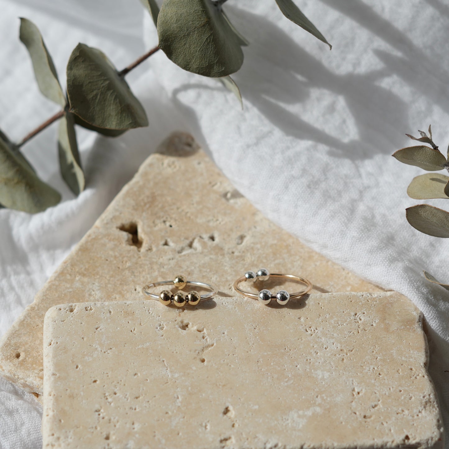 Anillo antiestrés relleno de oro