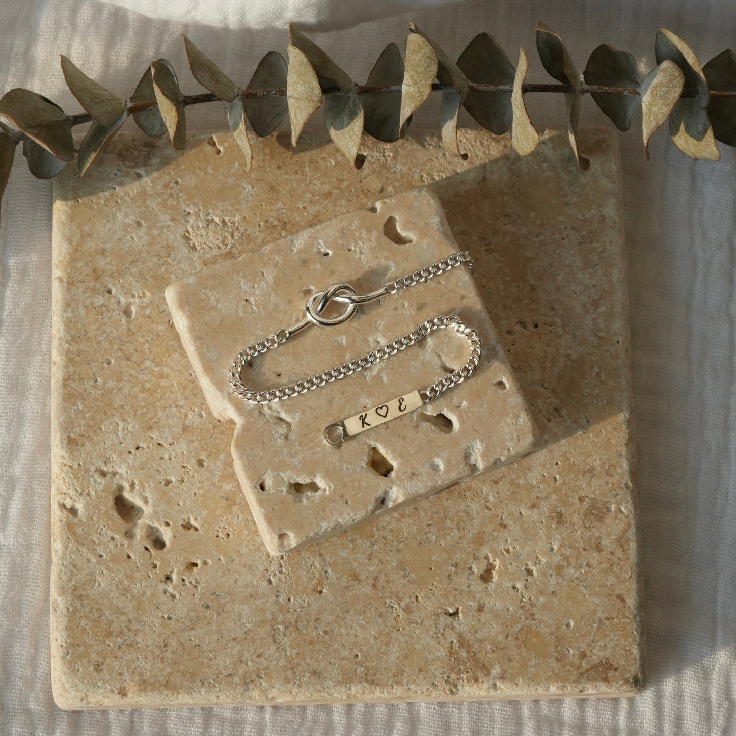 Pulsera de plata de ley con detalles en relieve