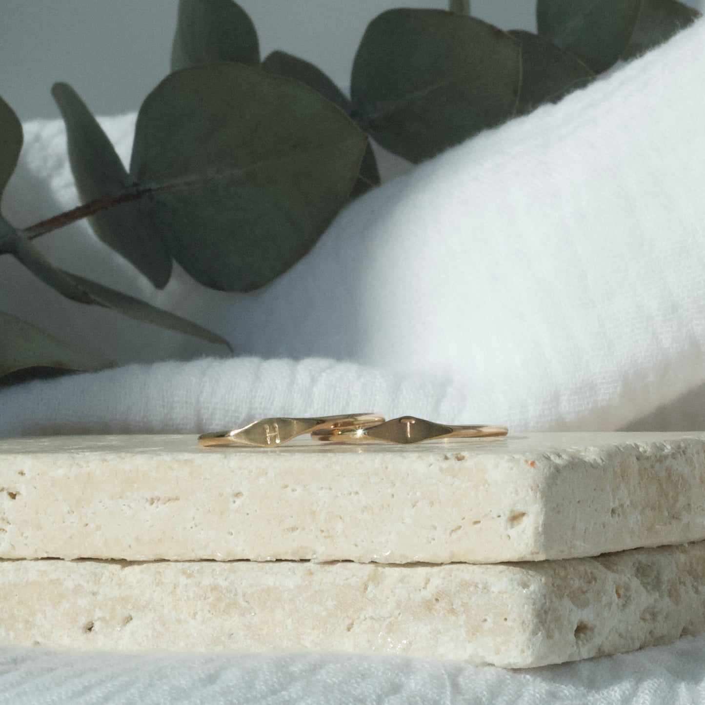Anillo con sello y relleno de oro