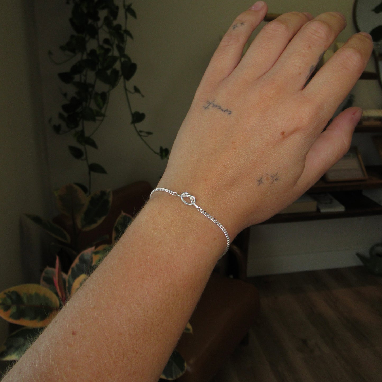 Pulsera de plata de ley con detalles en relieve