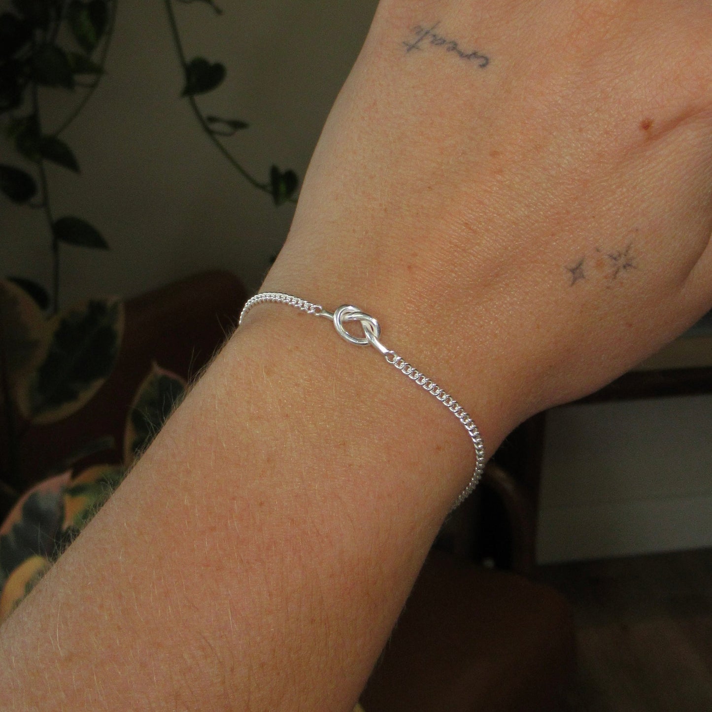 Pulsera de plata de ley con detalles en relieve