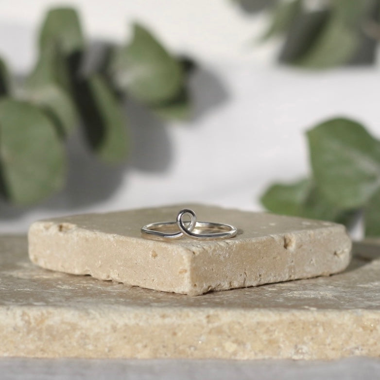 Anillo de bucle relleno de oro