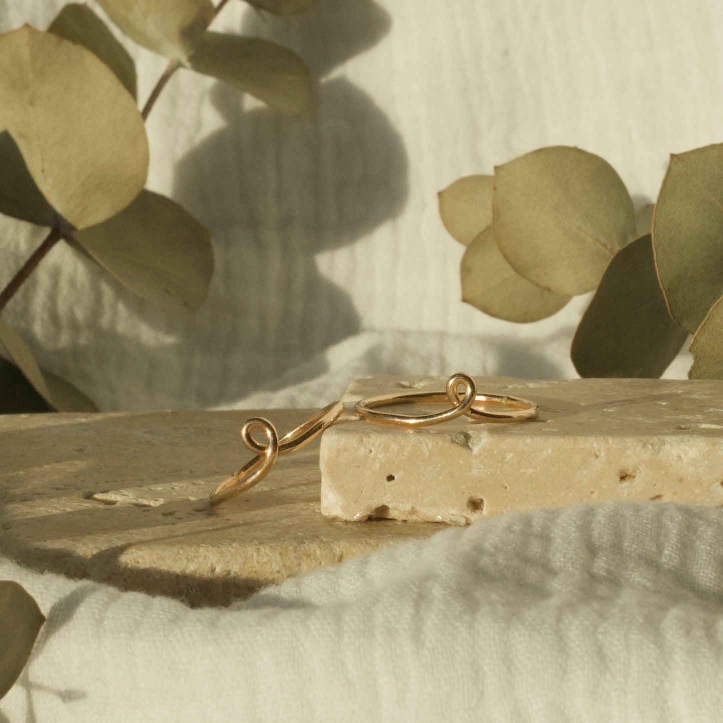Anillo de bucle relleno de oro