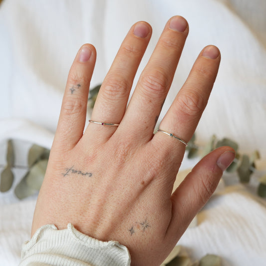 Anillo con piedra de nacimiento para bebé