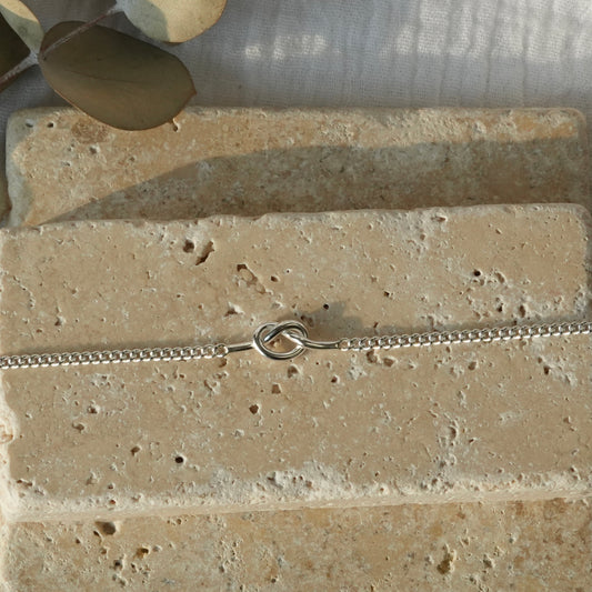 Pulsera de plata de ley con detalles en relieve
