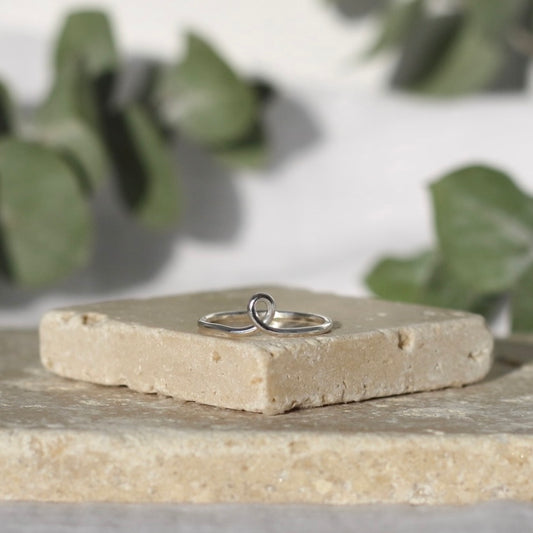Anillo de plata con forma de lazo
