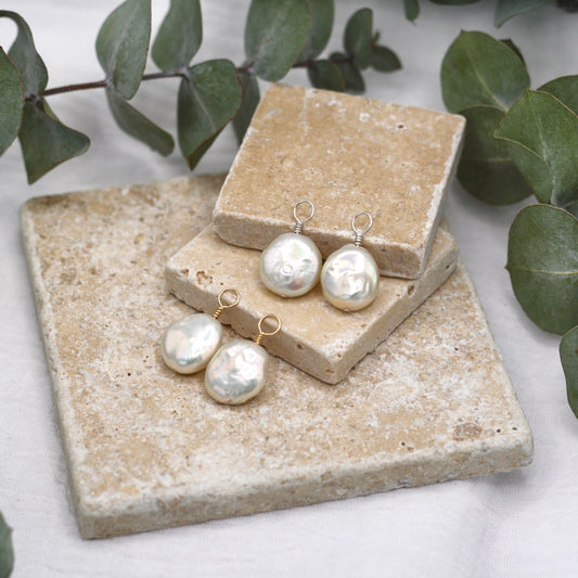 Charm de perla con forma de moneda