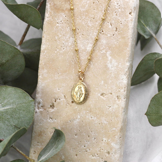 Colgante María relleno de oro