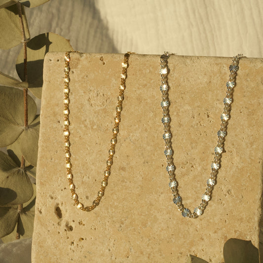 Cadena de plata de ley con detalles en relieve