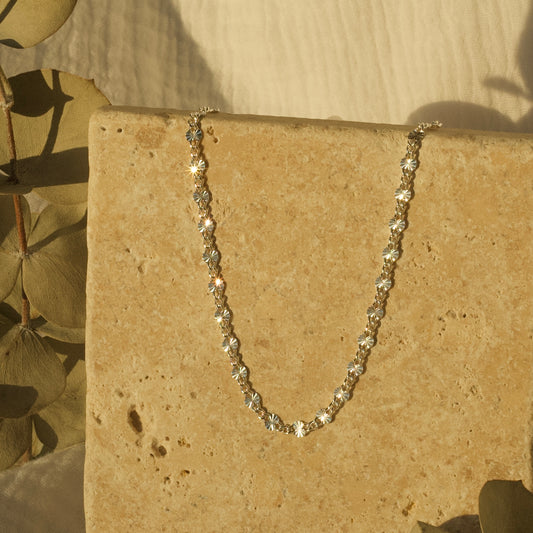 Cadena de plata de ley con detalles en relieve